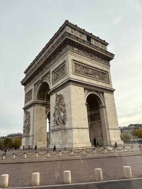 Arc_de_Triomphe_monument_in_Paris_resized.jpg
